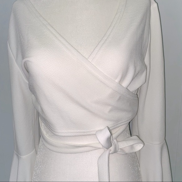 NWOT CROP TOP FLUTTER SLEEVE - MEDIUM OR LARGE - Picture 5 of 7